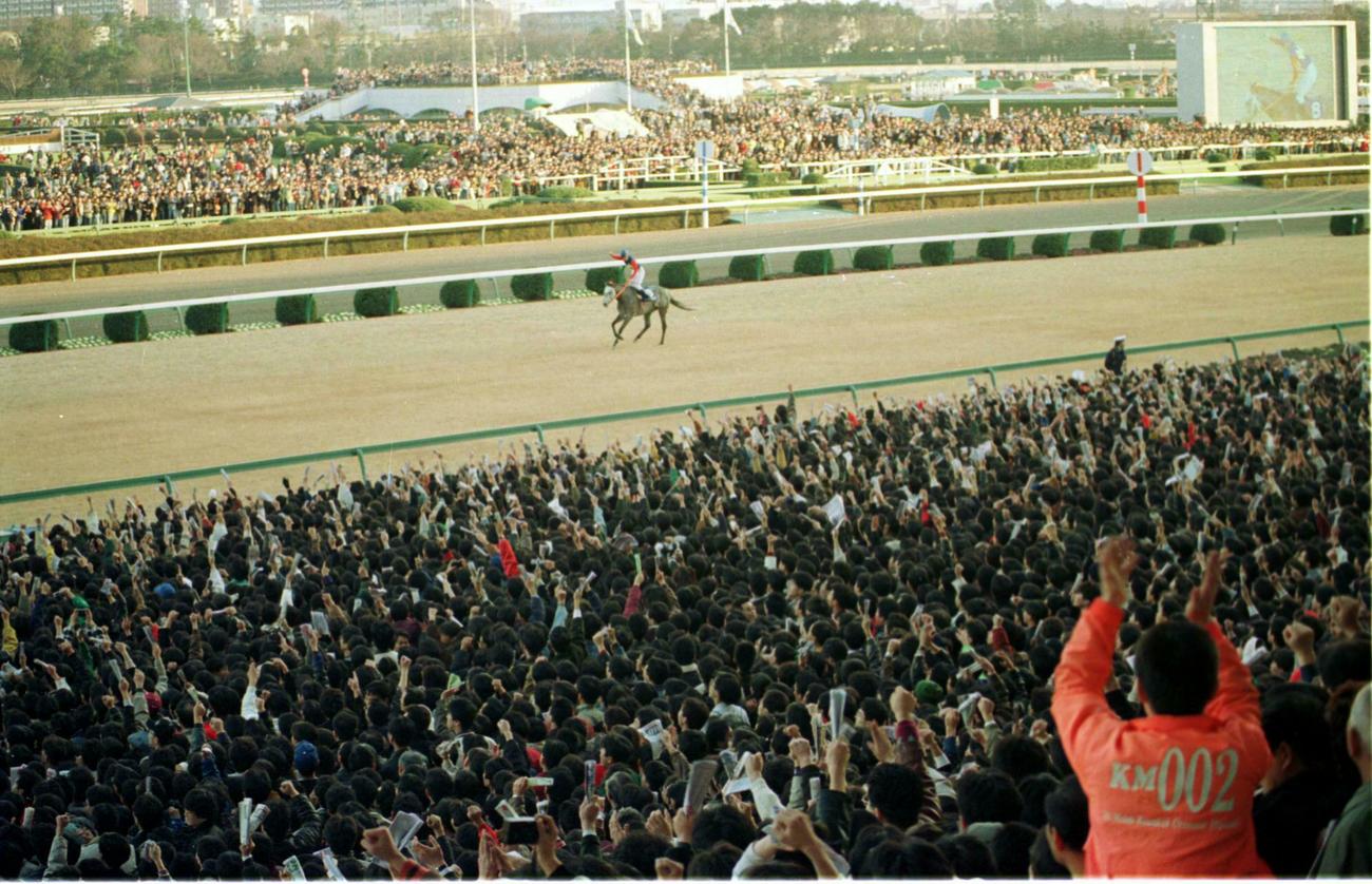 90年有馬記念を制しウイニングランでファンの声援に応えるオグリキャップと武豊騎手