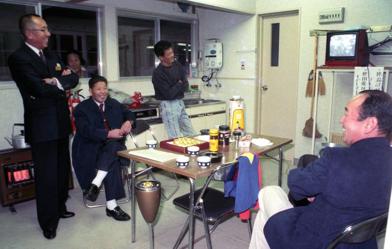 90年有馬記念のVTRを見るオーナー（左端）と瀬戸口師
