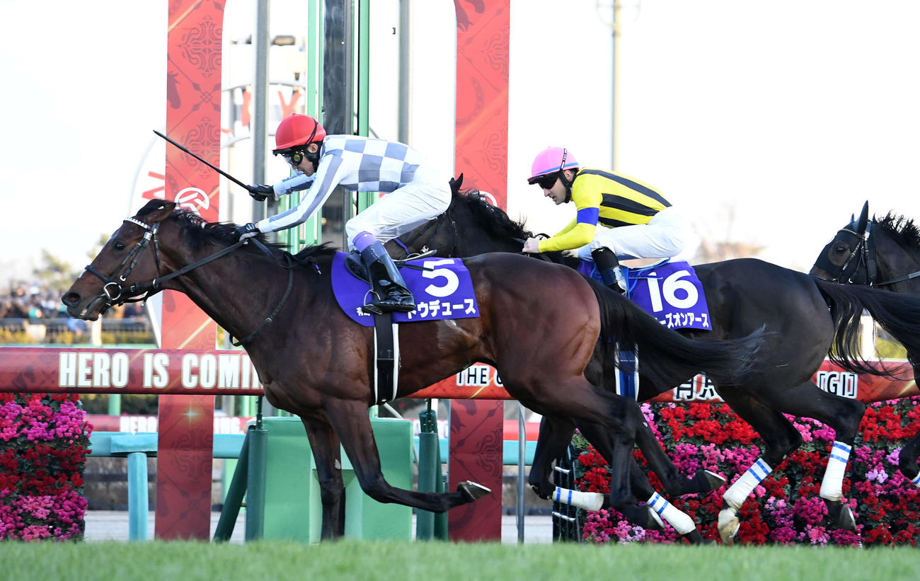23年12月、有馬記念を制したドウデュース（左）。右は2着スターズオンアース