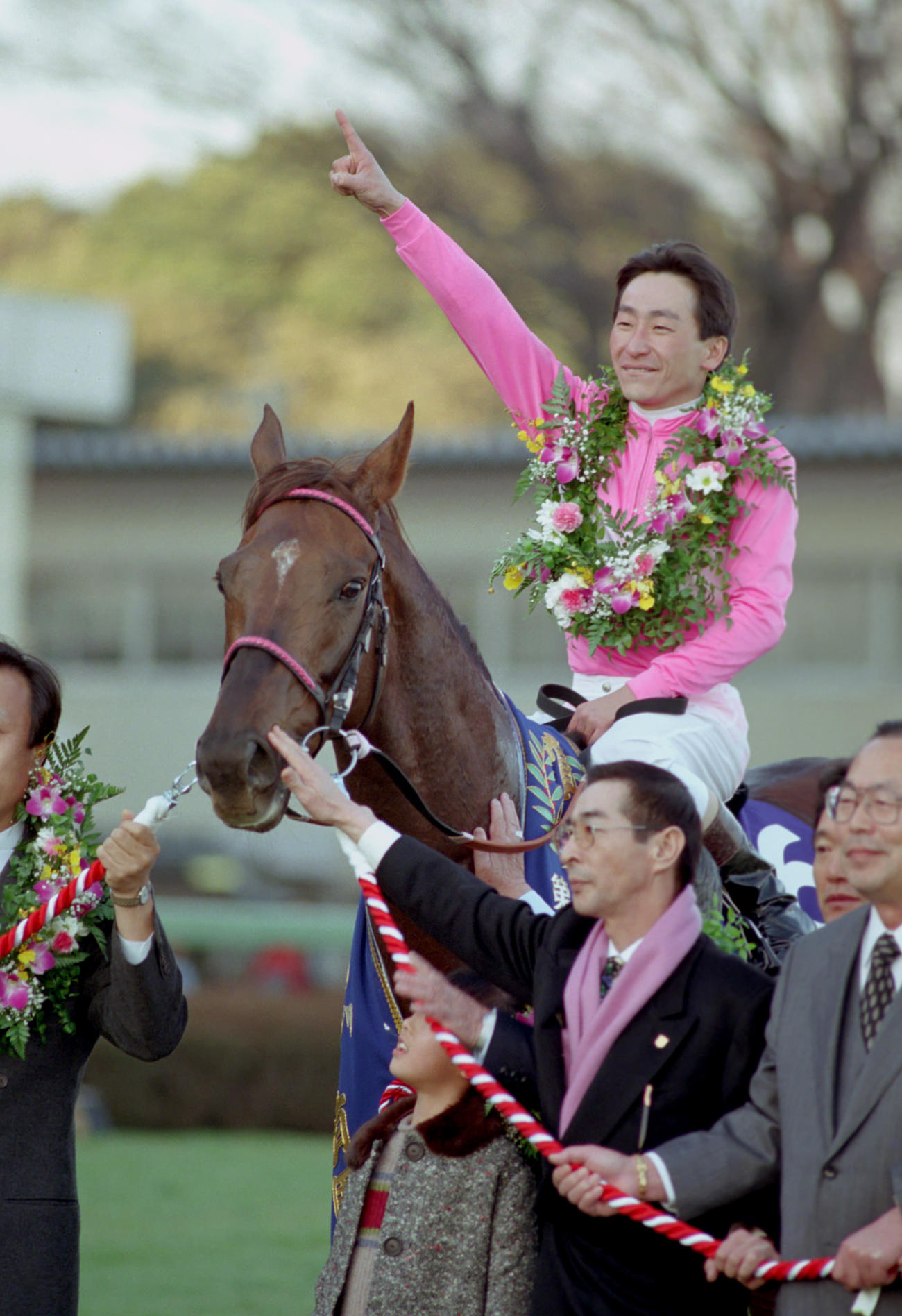 96年有馬記念を制したサクラローレルの横山典弘騎手は、表彰式で会心の勝利に1番ポーズ