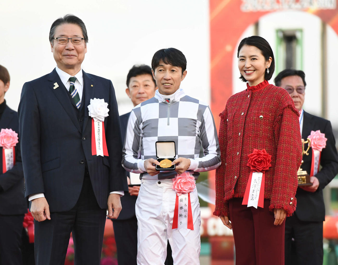 23年有馬記念の表彰式、左から吉田正義JRA理事長、武豊騎手、長澤まさみ
