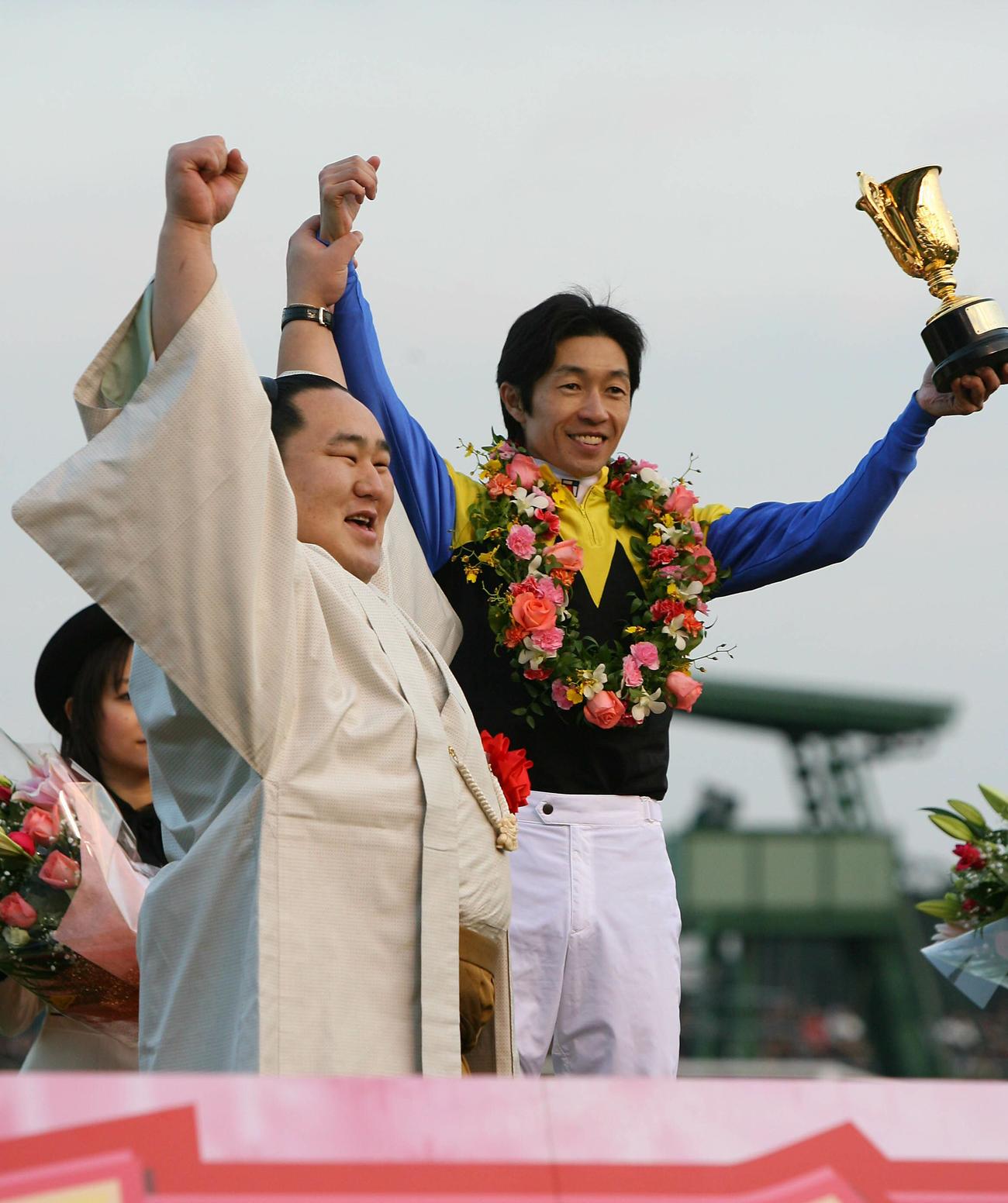 06年有馬記念表彰式にプレゼンターで出席した朝青龍（左）とガッツポーズする武豊騎手