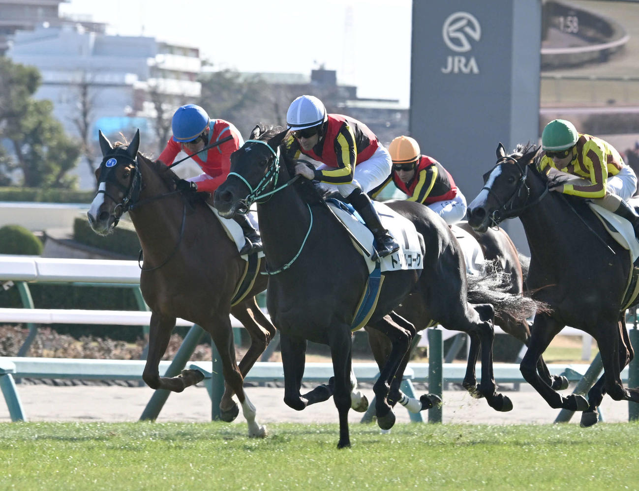 中山5R、2歳新馬戦を制したトリプルコークとルメール騎手（中央）（撮影・千葉一成）