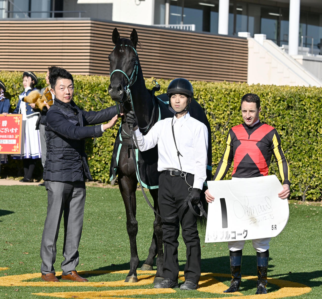 中山5R、2歳新馬戦を制したトリプルコークの口取りをするルメール騎手と黒岩師（左）（撮影・千葉一成）