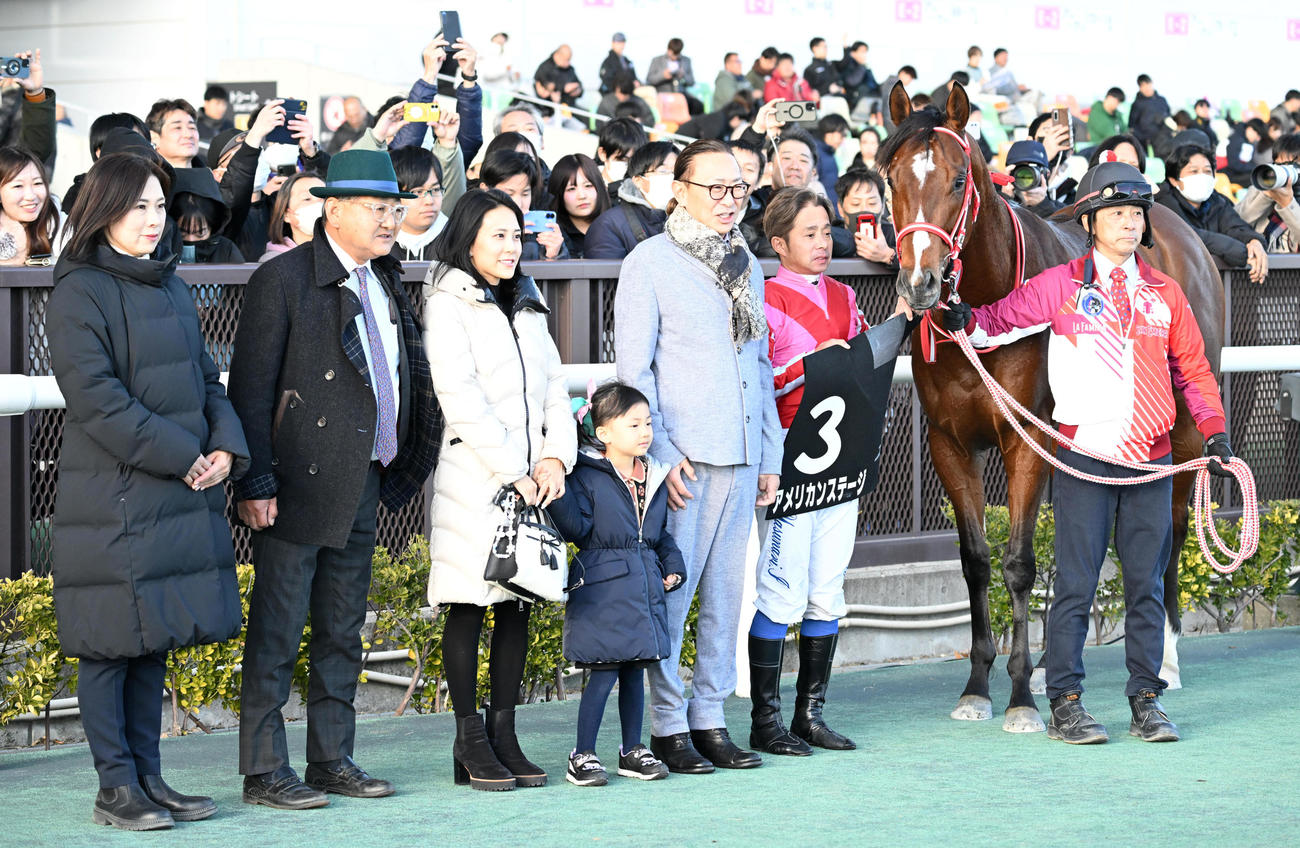 中京2歳ステークスを制したアメリカンステージと岩田騎手（撮影・前岡正明）