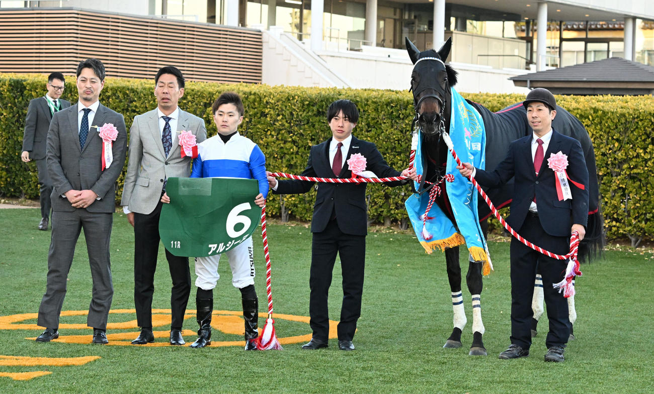 ターコイズSを制したアルジーヌの口取りをする西村騎手と中内田師（右から2人目）（撮影・千葉一成）