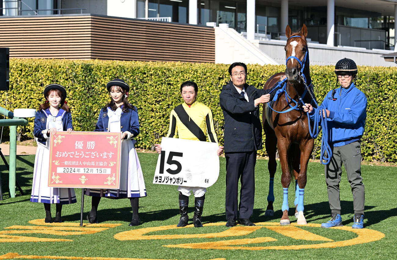 中山6R、2歳新馬戦を制したサヨノジャンボリーの口取りをする内田騎手と小笠師（撮影・千葉一成）