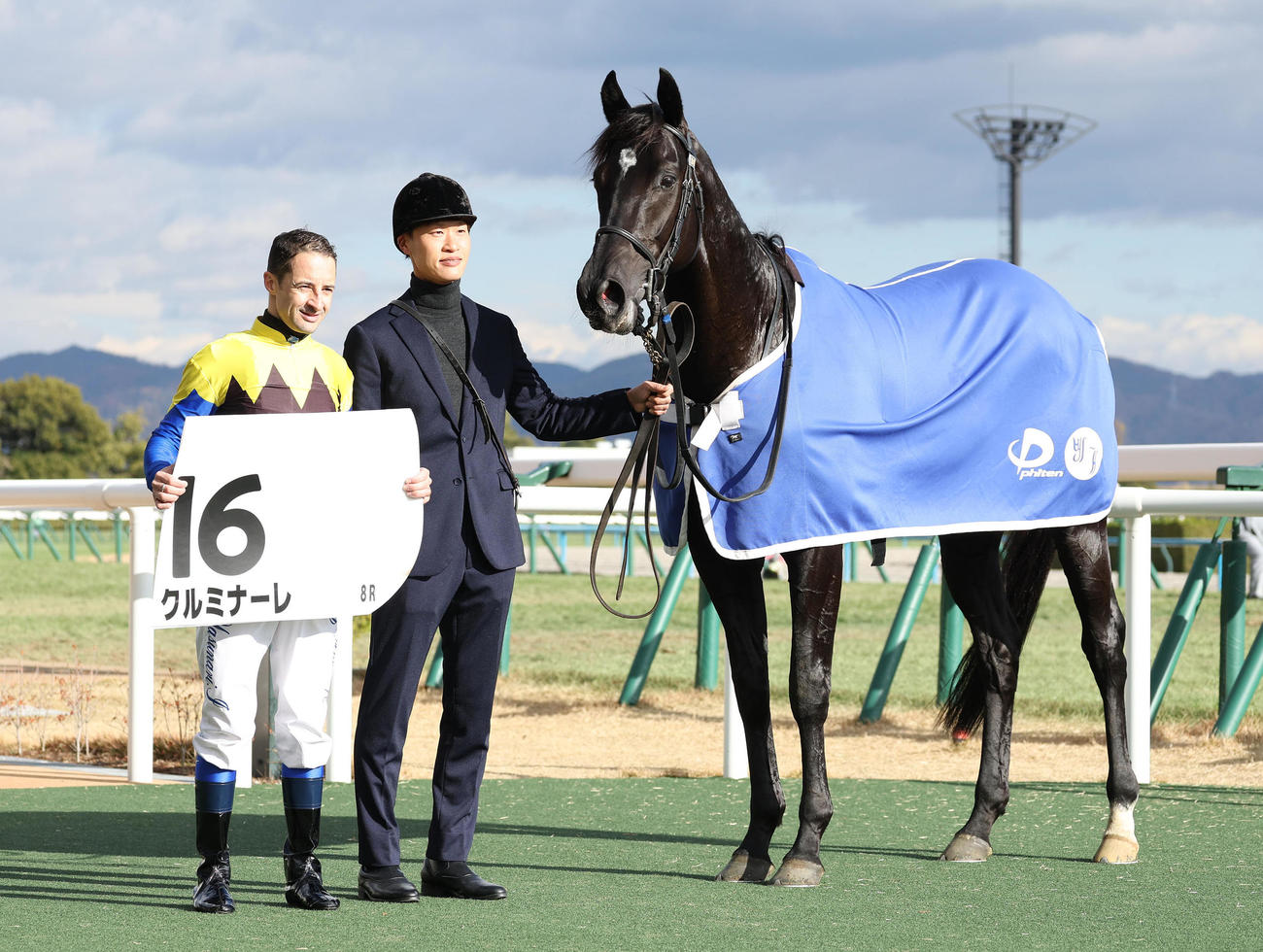 京都8R、3歳以上1勝クラスを制したクルミナーレと口取り並ぶC・ルメール騎手（左）（撮影・白石智彦）