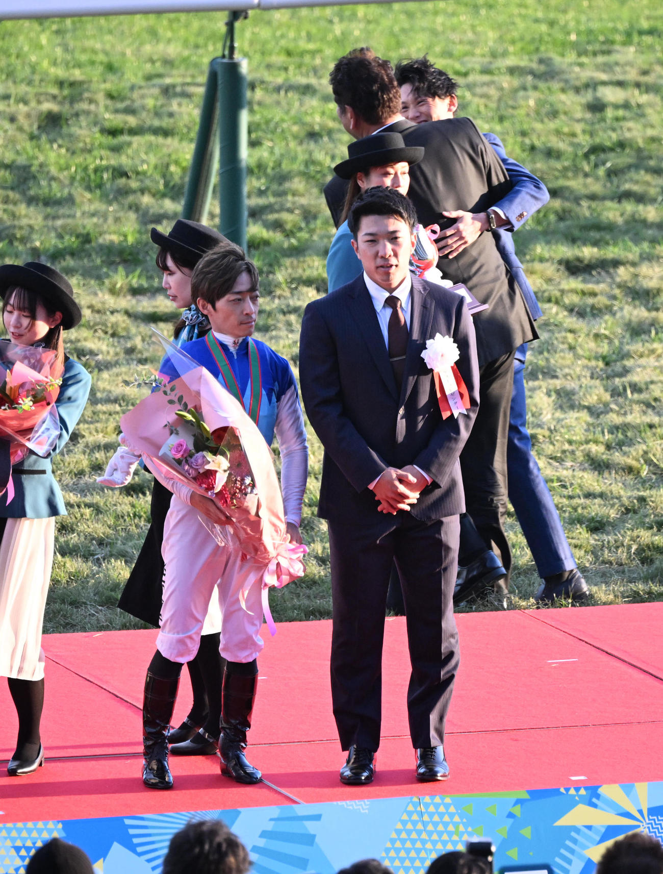 朝日杯FSを制した川田将雅騎手と記念撮影する阪神石井（撮影・和賀正仁）