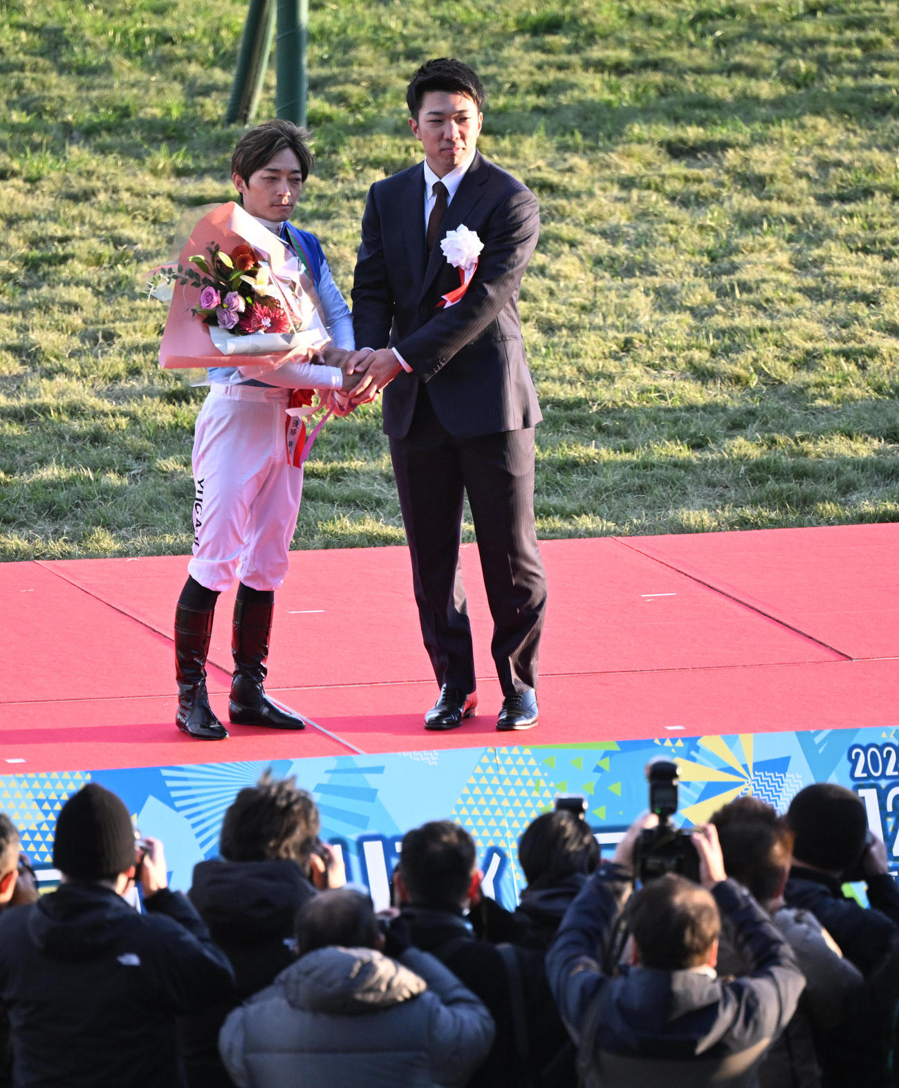 朝日杯FSを制した川田将雅騎手と記念撮影する阪神石井（撮影・和賀正仁）
