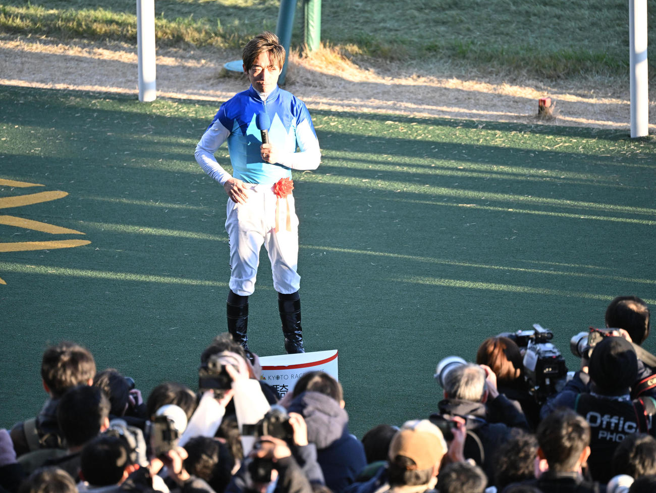勝利者インタビューを受ける川田将雅騎手（撮影・和賀正仁）