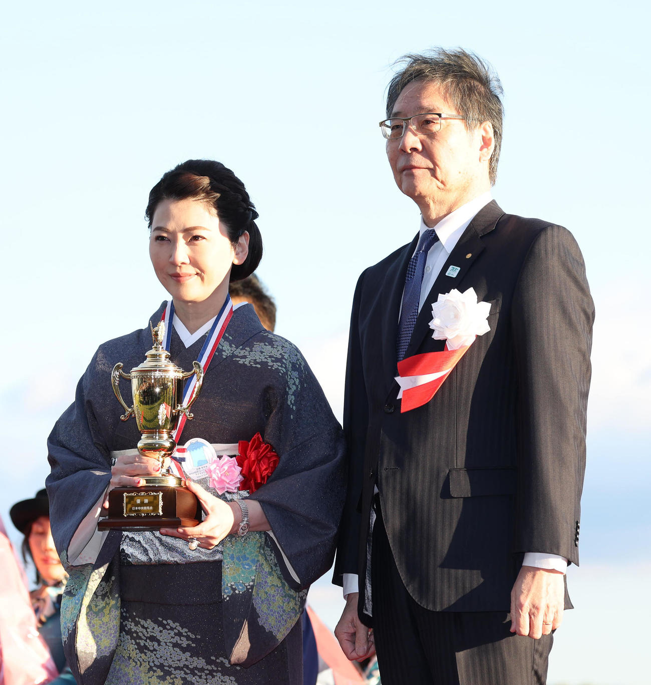 記念写真に納まる近藤旬子オーナー（左）と吉田正義JRA理事長（撮影・白石智彦）