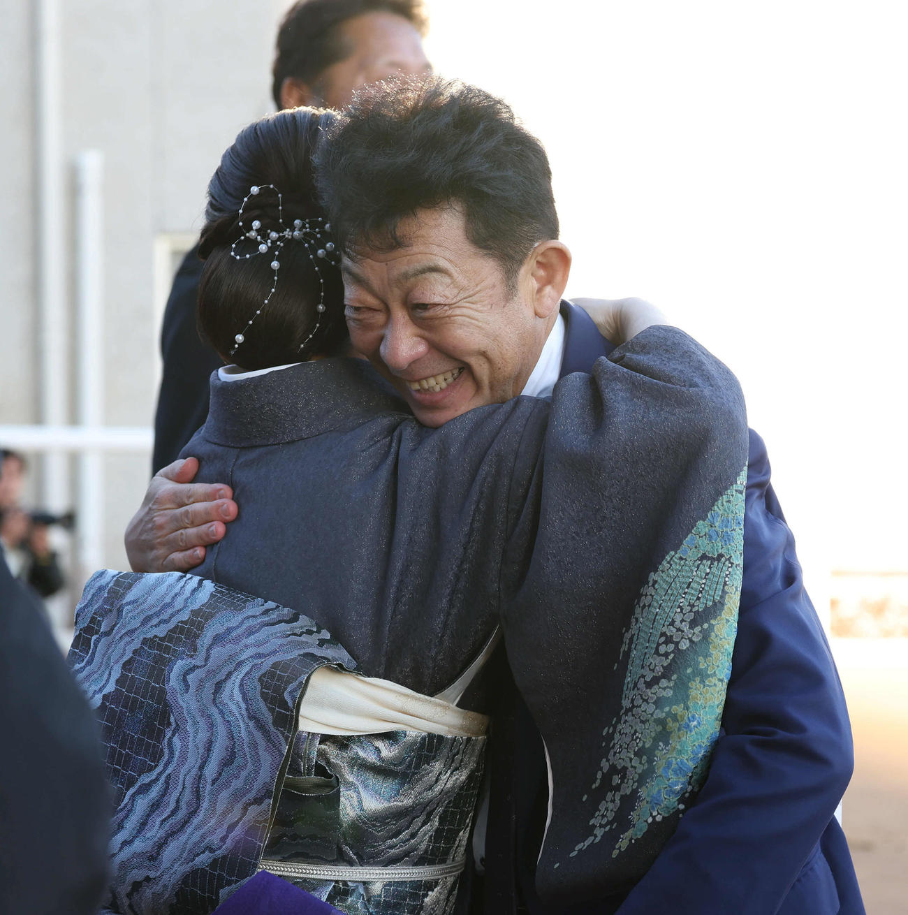 近藤旬子オーナーと歓喜の抱擁をする友道師（撮影・白石智彦）