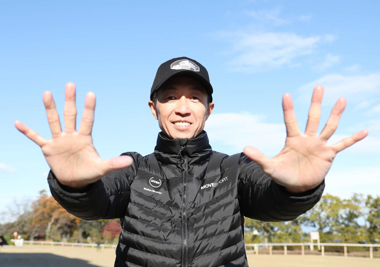 55歳で有馬記念5勝目とポーズをとる武豊騎手（撮影・白石智彦）