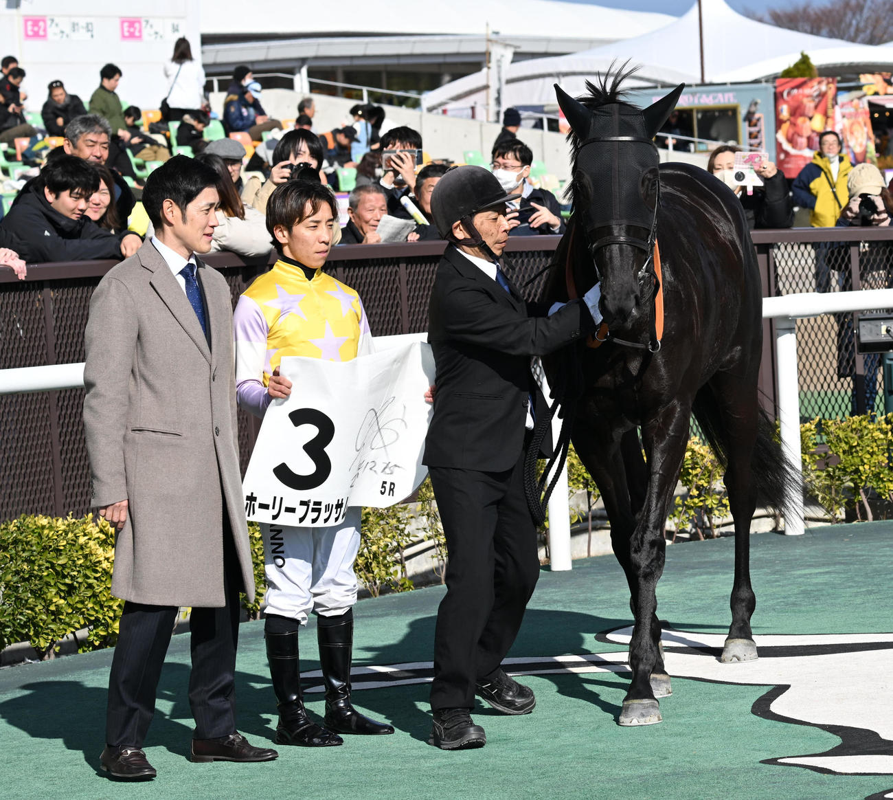 5R、新馬戦を制したホーリーブラッサムと団野騎手（撮影・前岡正明）