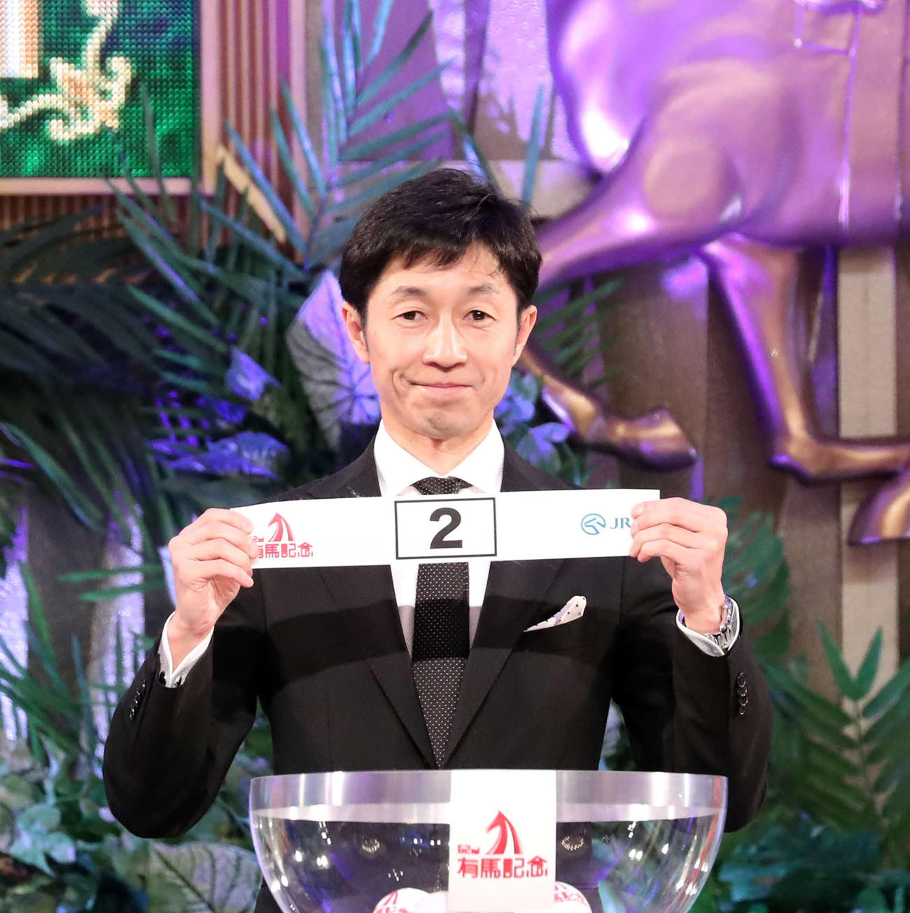 2017年、第62回有馬記念の公開枠順抽選会で笑顔を見せる武豊騎手