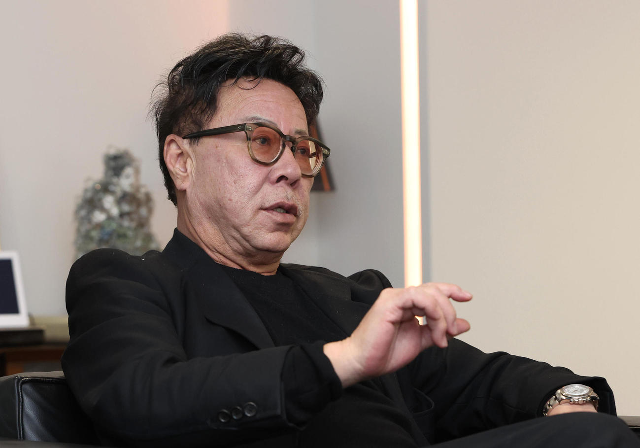 ドウデュースについて語る松島オーナー（撮影・白石智彦）