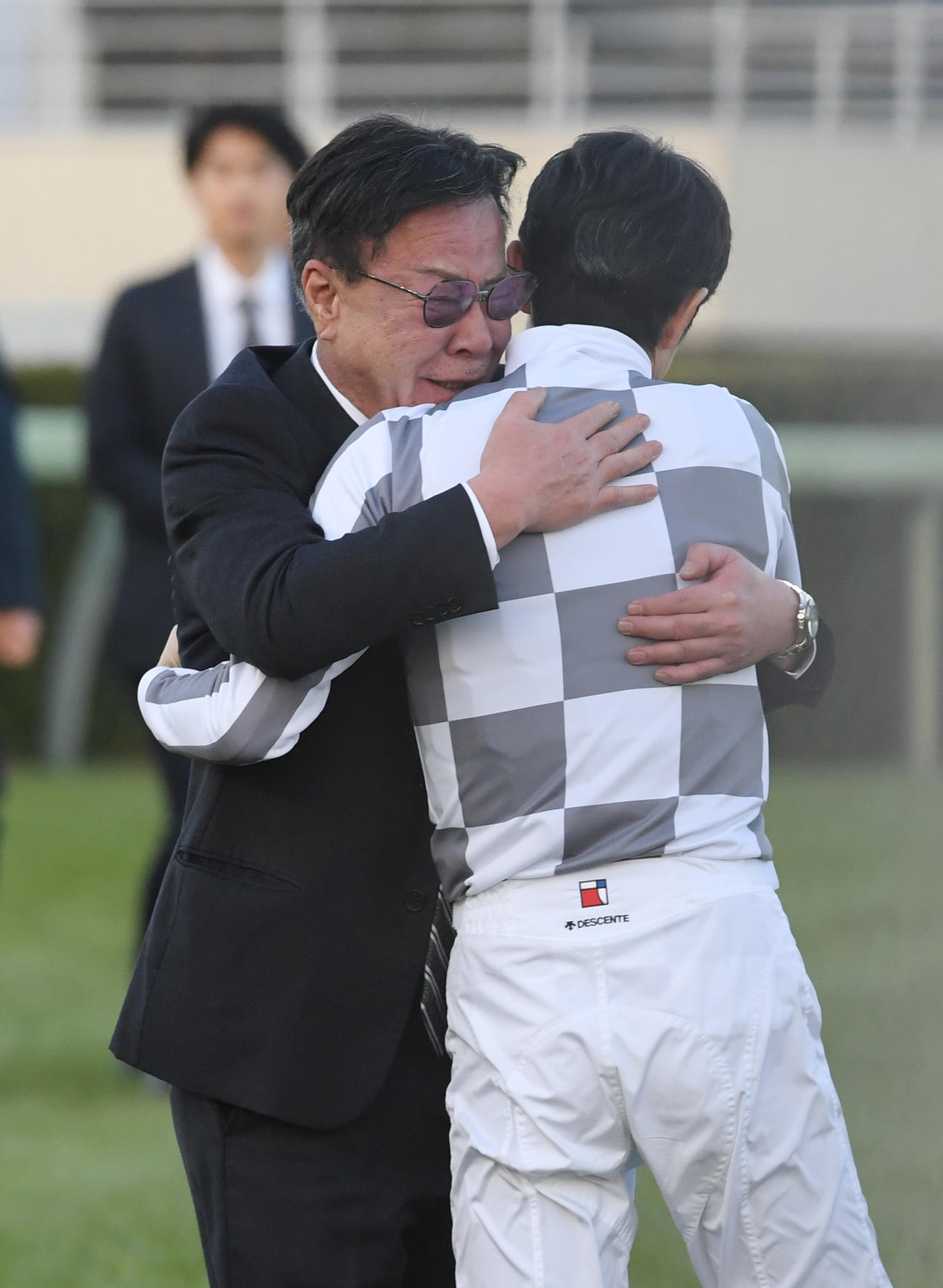 昨年の有馬記念をドウデュースで制した武豊騎手と抱き合う松島正昭オーナー（左）