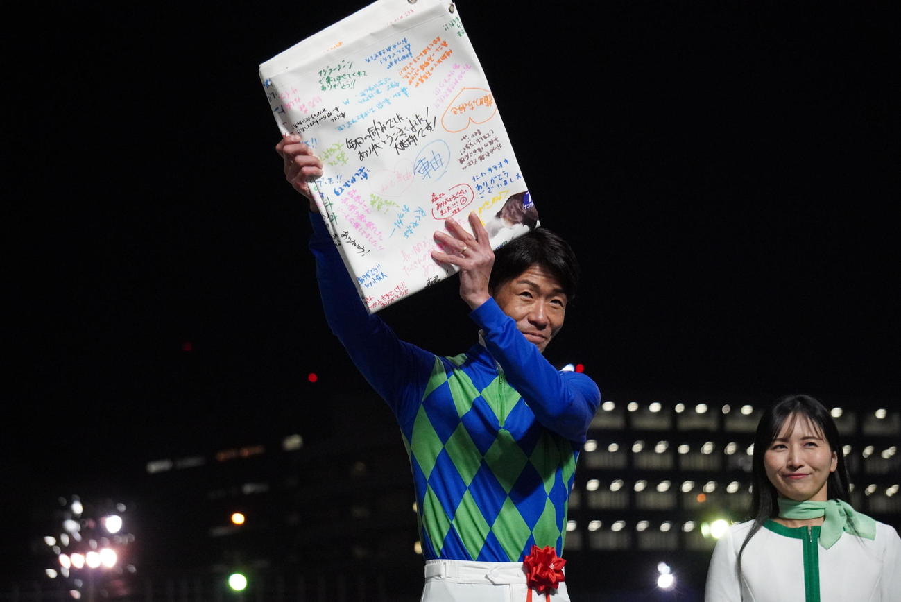 ファンからの寄せ書きを受け取る森泰斗騎手