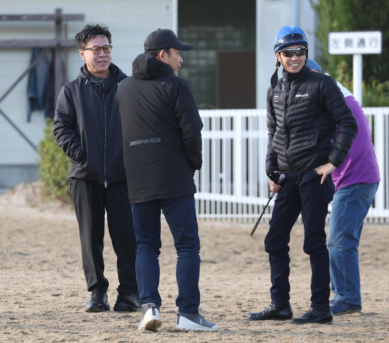 11日、追い切り後に話をする松島オーナー（左）と武豊騎手。手前は友道師
