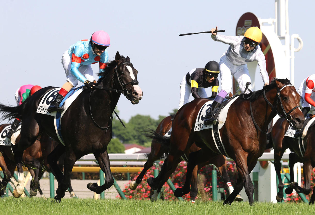 22年ダービーでイクイノックス（左）を破ったドウデュースと武豊騎手