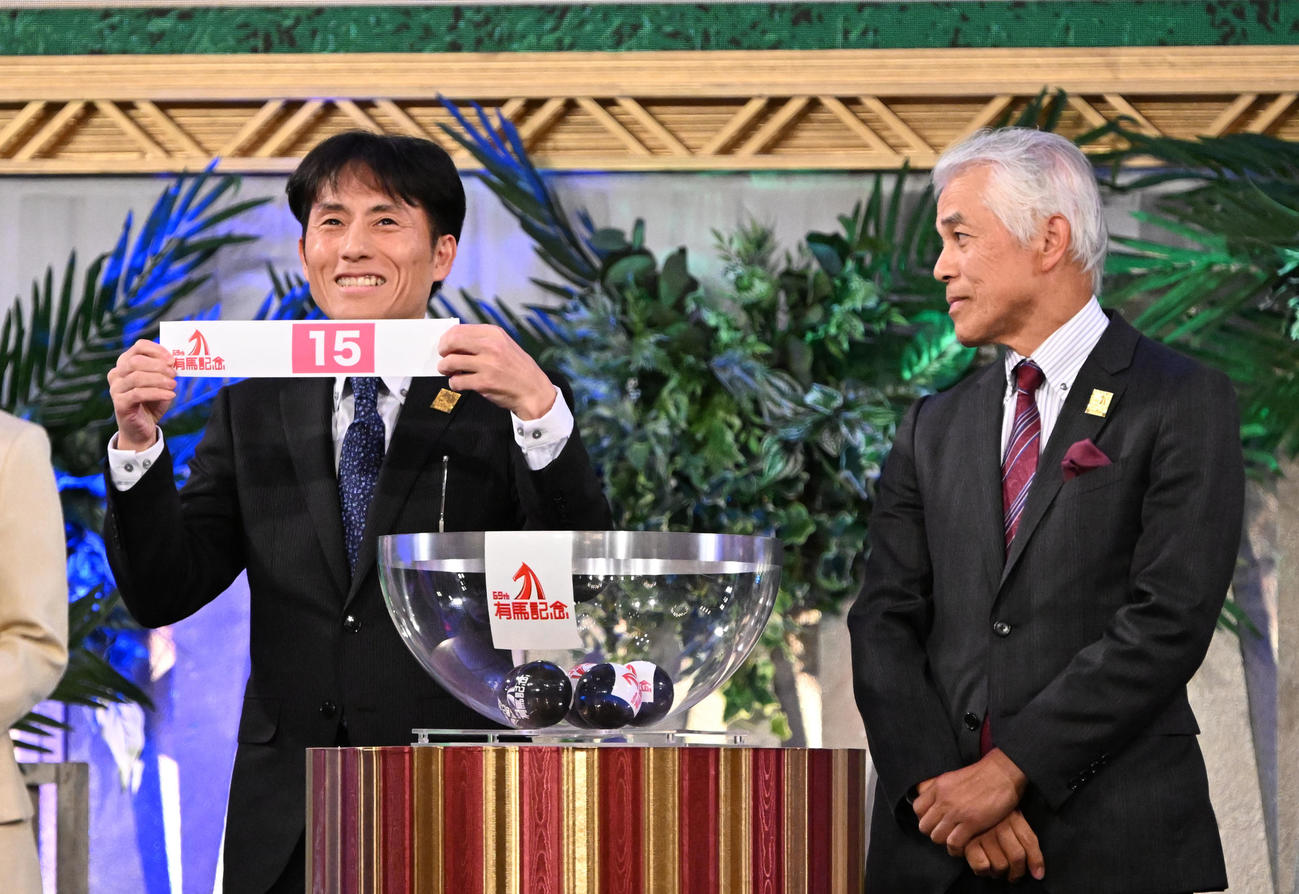 枠順公開抽選会でハヤヤッコの枠順15番を引いた吉田豊騎手。右は国枝師（撮影・千葉一成）