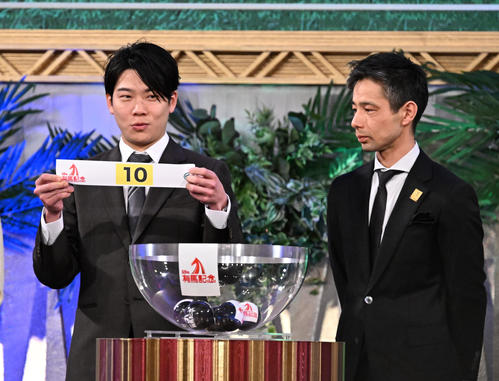 有馬記念の枠順抽選会でプログノーシスの枠順10番を引いた三浦騎手。右は中内田師(撮影・千葉一成)