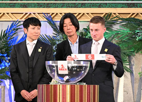 有馬記念の枠順公開抽選会でローシャムパークの枠順6番を引いた、マーカンド騎手。左は田中博師