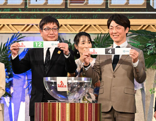 枠順抽選会でシュトルーヴェの枠順12番を引いた堀師(左)と、ブローザホーンの枠順4番を引いた吉岡師