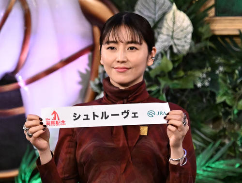 枠順公開抽選会で鮫島騎手が騎乗するシュトルーヴェを引いた長澤まさみ(撮影・千葉一成)
