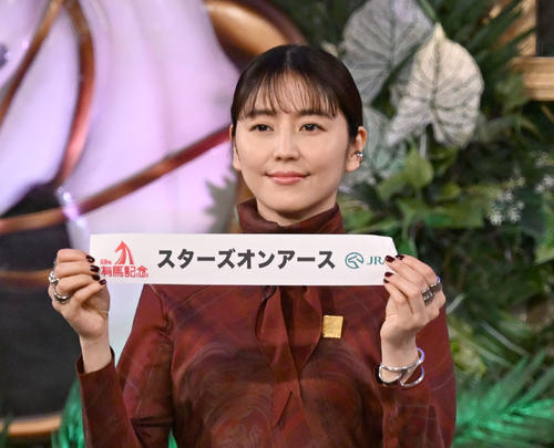 枠順公開抽選会で川田騎手が騎乗するスターズオンアースを引いた長澤まさみ(撮影・千葉一成)