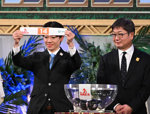 ダノンベルーガの枠順14番を引いた松山騎手。右は堀師(撮影・千葉一成)