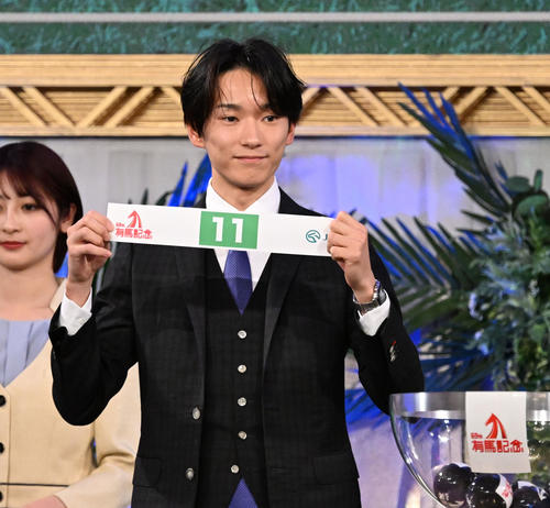 有馬記念の枠順抽選会でジャスティンパレスの枠順11番を引いた坂井騎手(撮影・千葉一成)