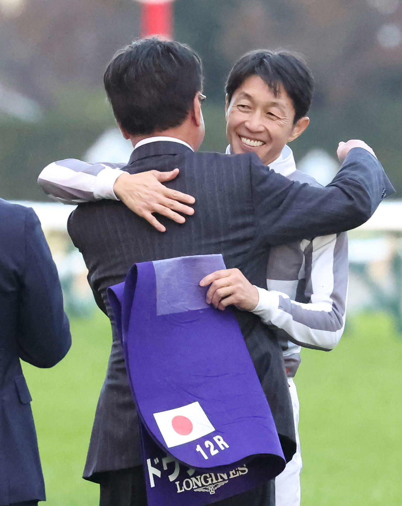 ドウデュースでジャパンCを制して、馬主の松島代表と抱き合う武豊騎手（2024年11月24日撮影）