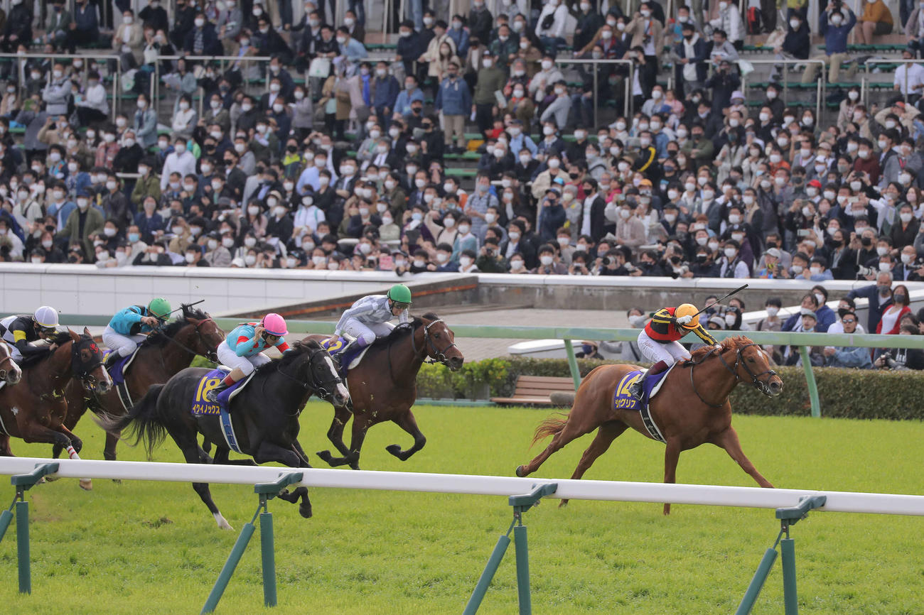 22年皐月賞を制したジオグリフと福永騎手（右端）。左へ3着のドウデュース、2着のイクイノックス