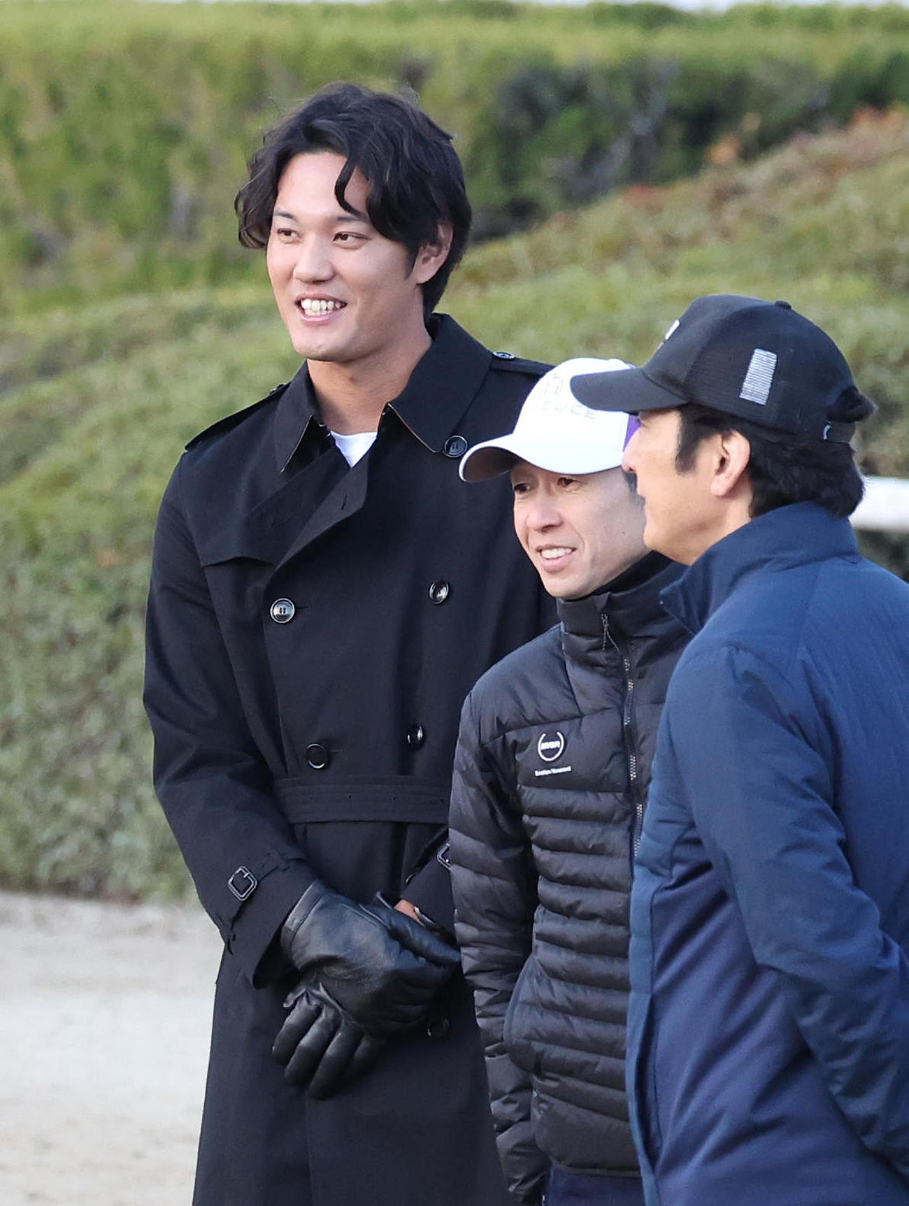 調教から引き揚げるドウデュースを見守る藤浪晋太郎（左）と武豊騎手（撮影・白石智彦）