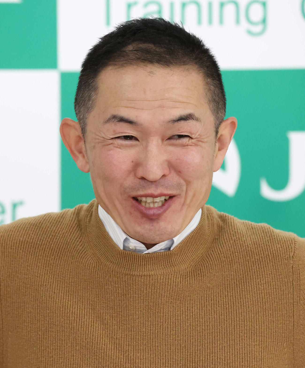 レガレイラの最終追い切りを終えて記者会見する木村師（撮影・丹羽敏通）