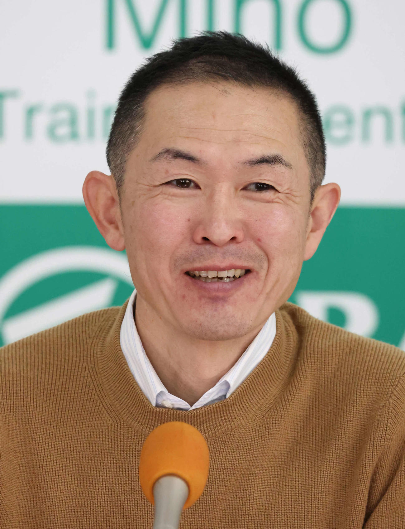 レガレイラの最終追い切りを終えて記者会見する木村師（撮影・丹羽敏通）