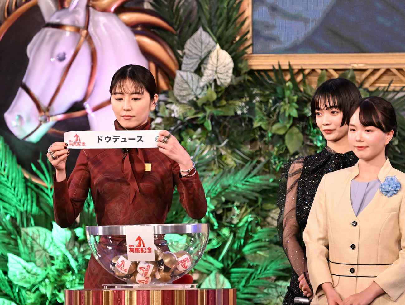 有馬記念の枠順公開抽選会で1頭目でドウデュースを引く長澤まさみ（左）（撮影・千葉一成）