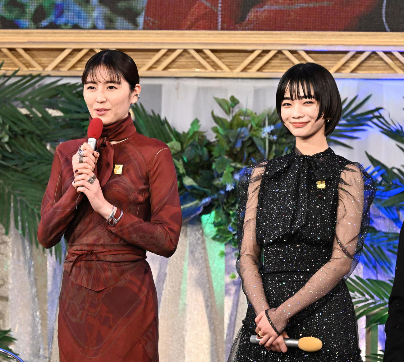 有馬記念の枠順抽選会に登場したスペシャルプレゼンターの長澤まさみ（左）と見上愛（撮影・千葉一成）