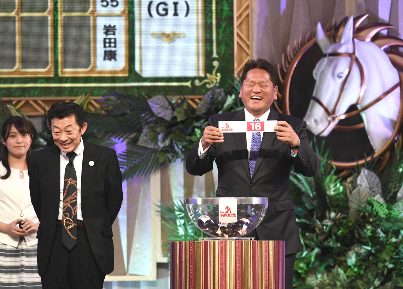 19年有馬記念の枠順抽選会でシュヴァルグランの馬主佐々木氏は16番を引き苦笑い