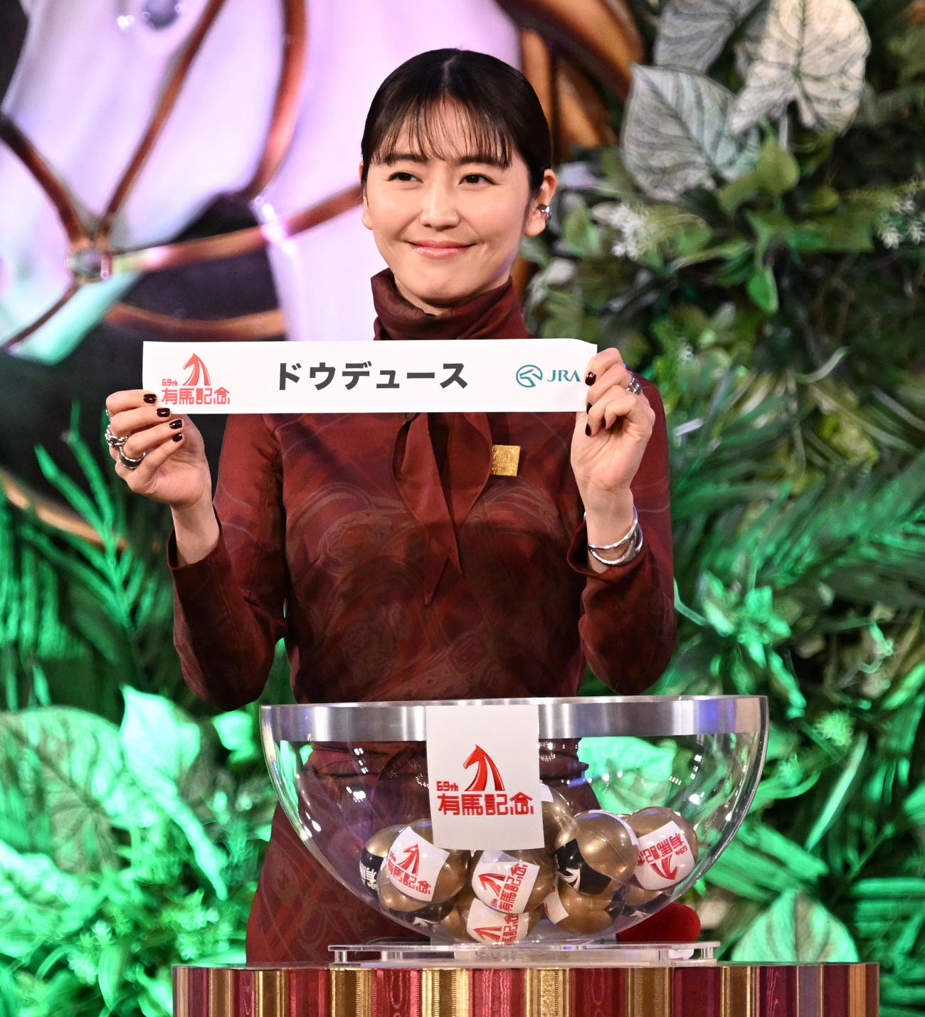 有馬記念の枠順公開抽選会で1頭目でドウデュースを引く長澤まさみ（撮影・千葉一成）