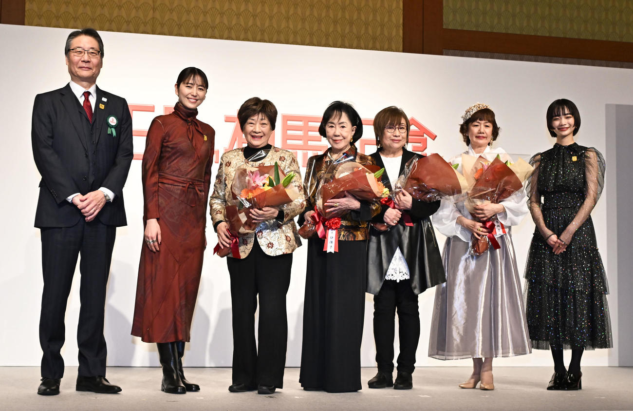 特別表彰の授賞式で記念撮影する、左から日本中央競馬会の吉田正義理事長、長澤まさみ、加藤みどりさん、井口保子さん、吉永みち子さん、鈴木淑子さん見上愛（撮影・千葉一成）