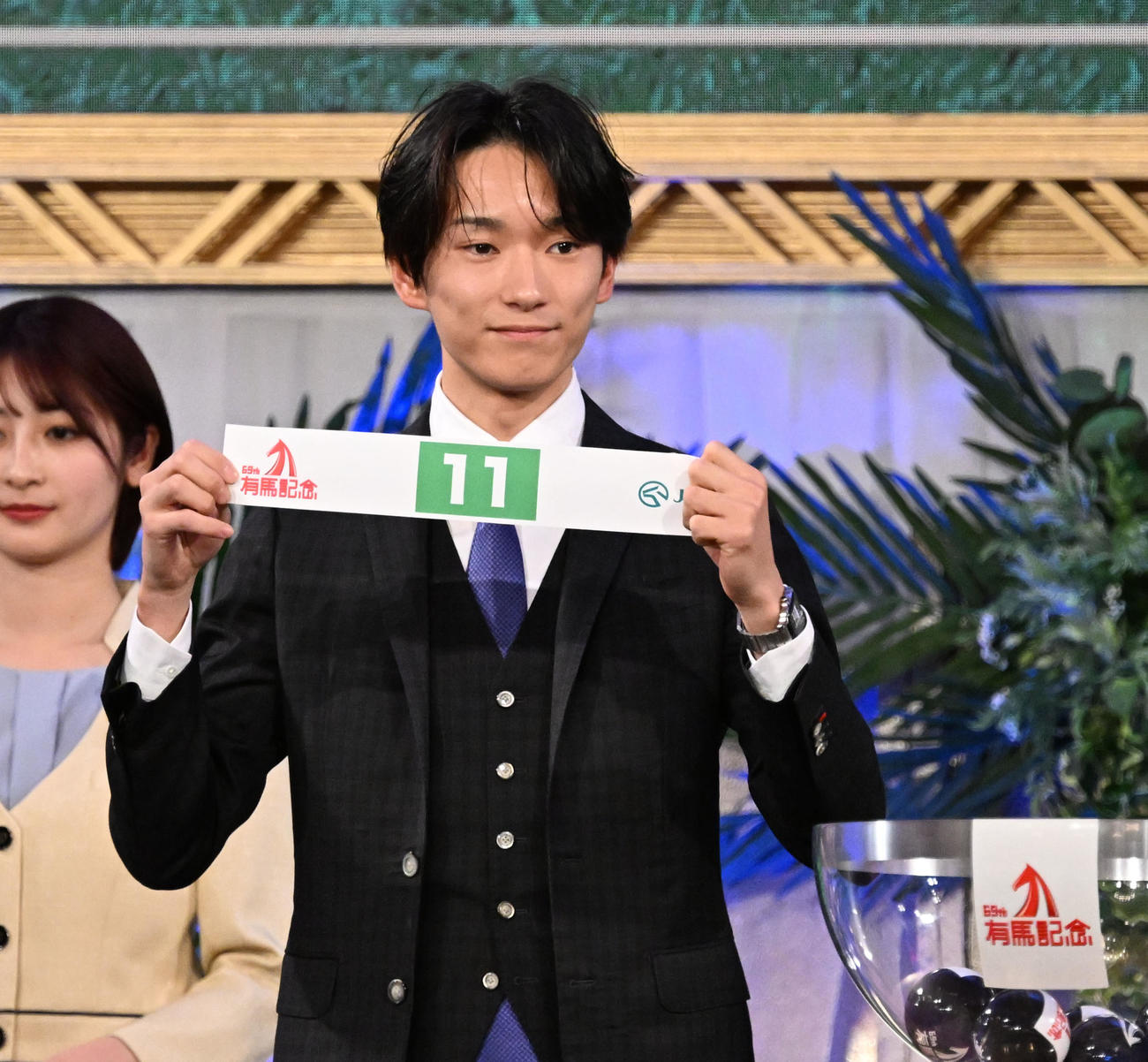 有馬記念の枠順抽選会でジャスティンパレスの枠順11番を引いた坂井騎手（撮影・千葉一成）