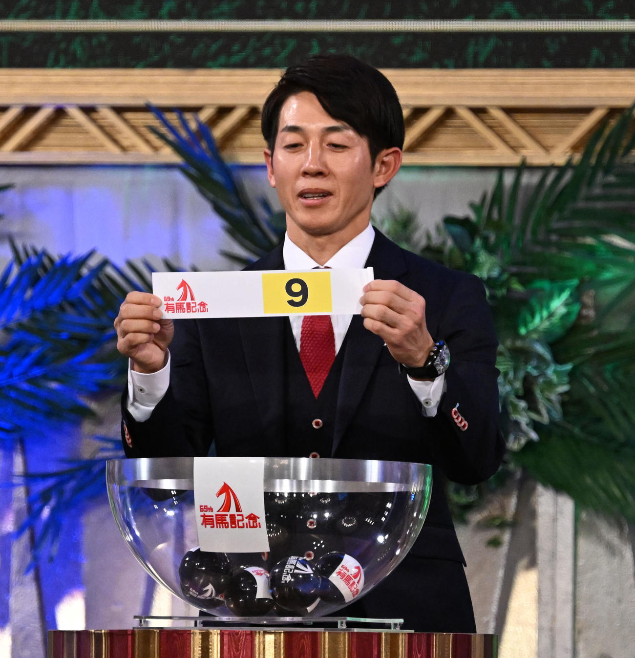 第69回有馬記念の枠順公開抽選会でディープポンドの枠順9番を引いた、幸騎手（撮影・千葉一成）