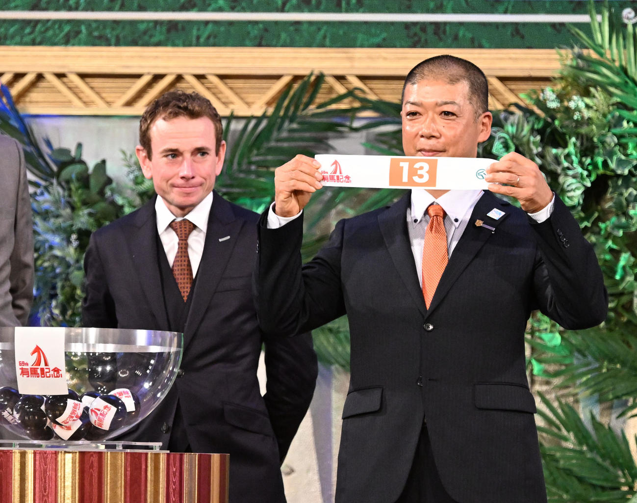 有馬記念の枠順抽選会でスタニングローズの枠順13番を引いた、高野師。左はムーア騎手（撮影・千葉一成）