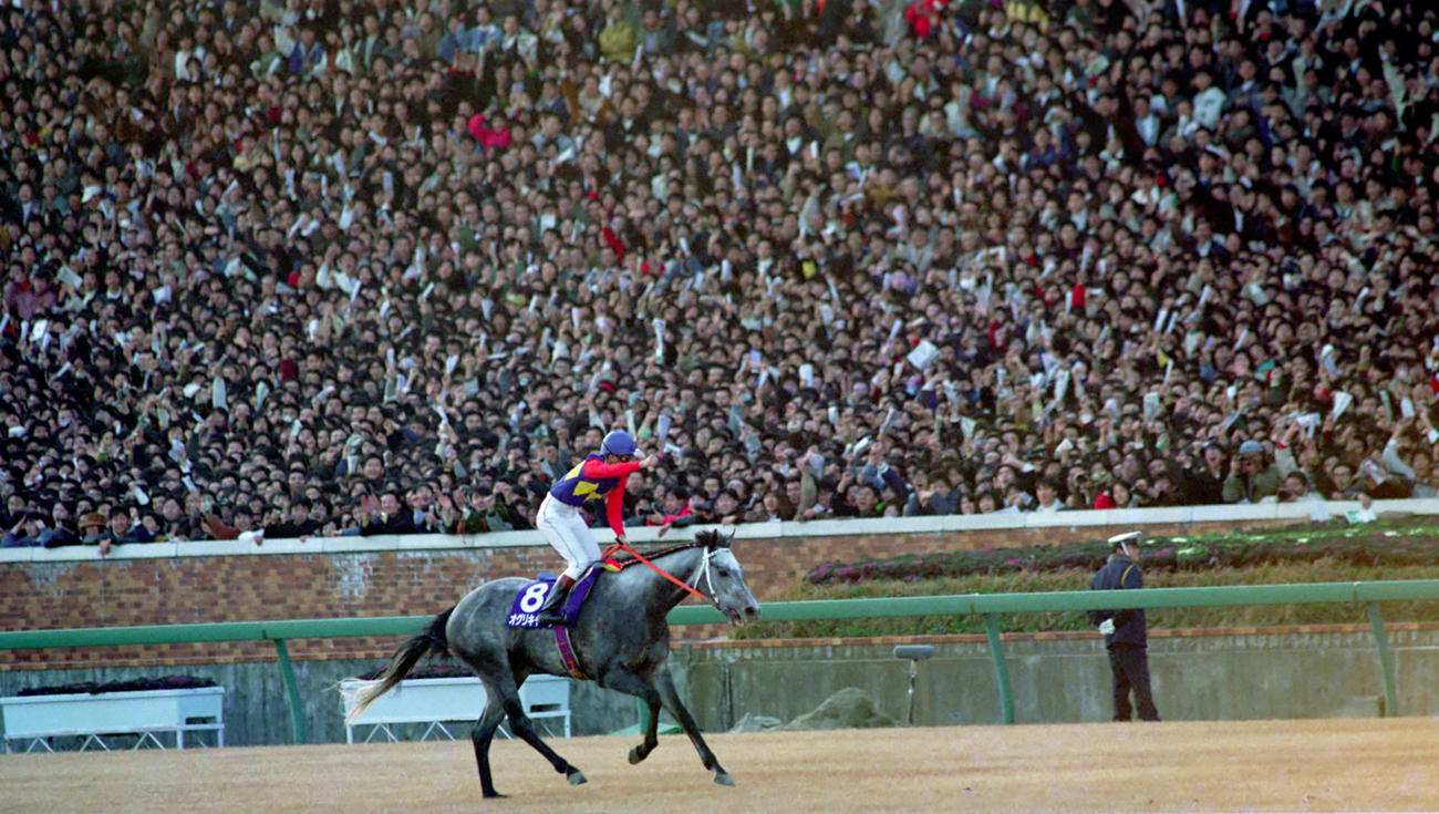 90年有馬記念を制したオグリキャップのウイニングランに17万7779人の観衆から「オグリコール」