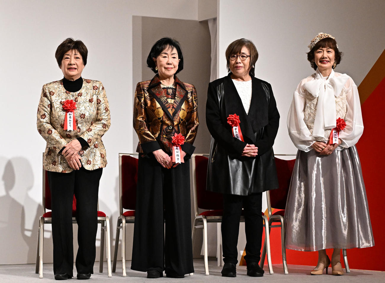 特別表彰の授賞式に出席した、左から加藤みどりさん、井口保子さん、吉永みち子さん、鈴木淑子さん（撮影・千葉一成）