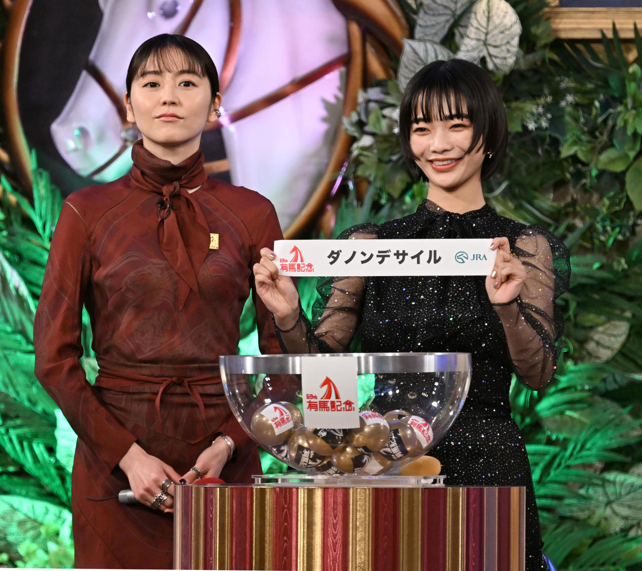 有馬記念の枠順公開抽選会で横山典騎手が騎乗するダノンデザイルを引いた見上愛。左は長澤まさみ（撮影・千葉一成）
