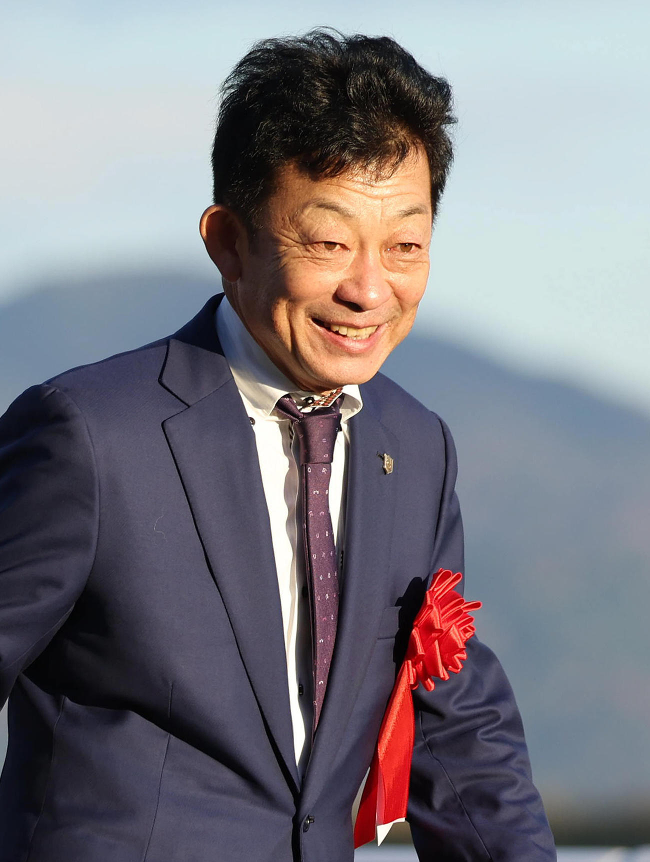 15日、アドマイヤズームで朝日杯FSを制し笑顔をみせる友道師